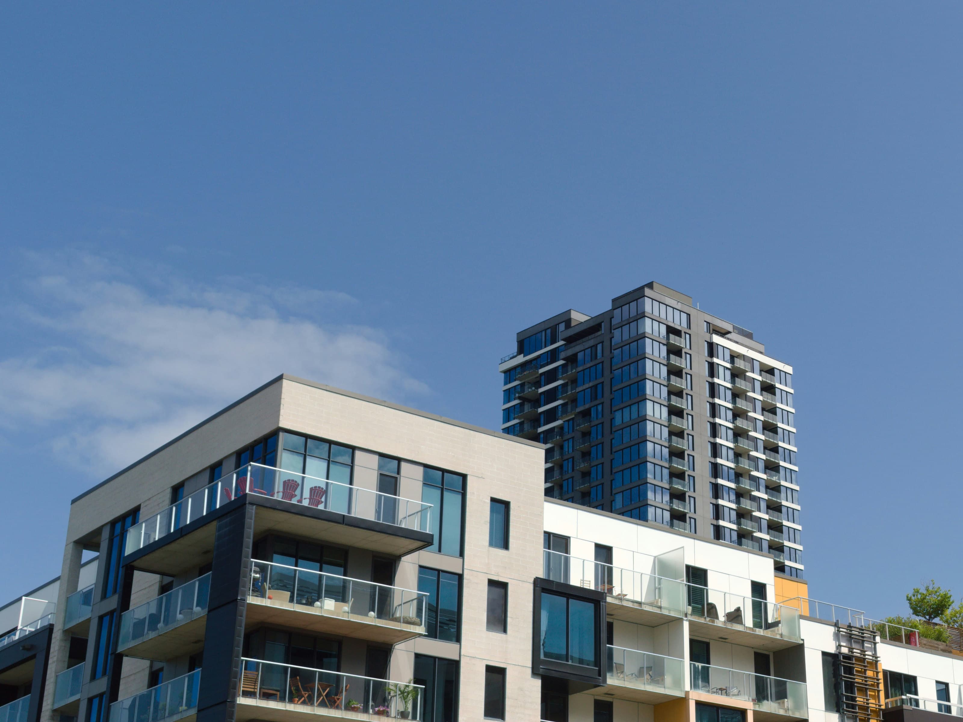 Vue extérieure d’immeubles en copropriété.