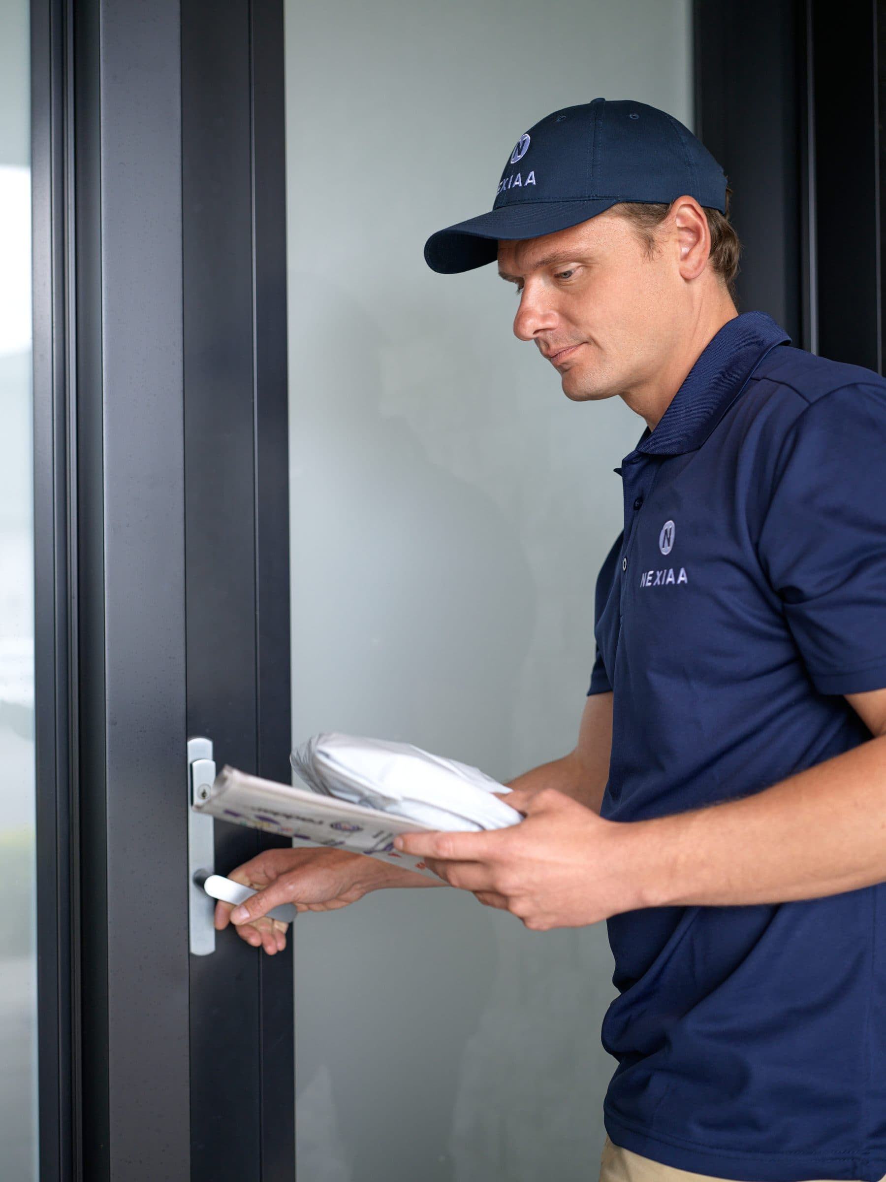 Technicien Nexiaa qui prend le courrier.